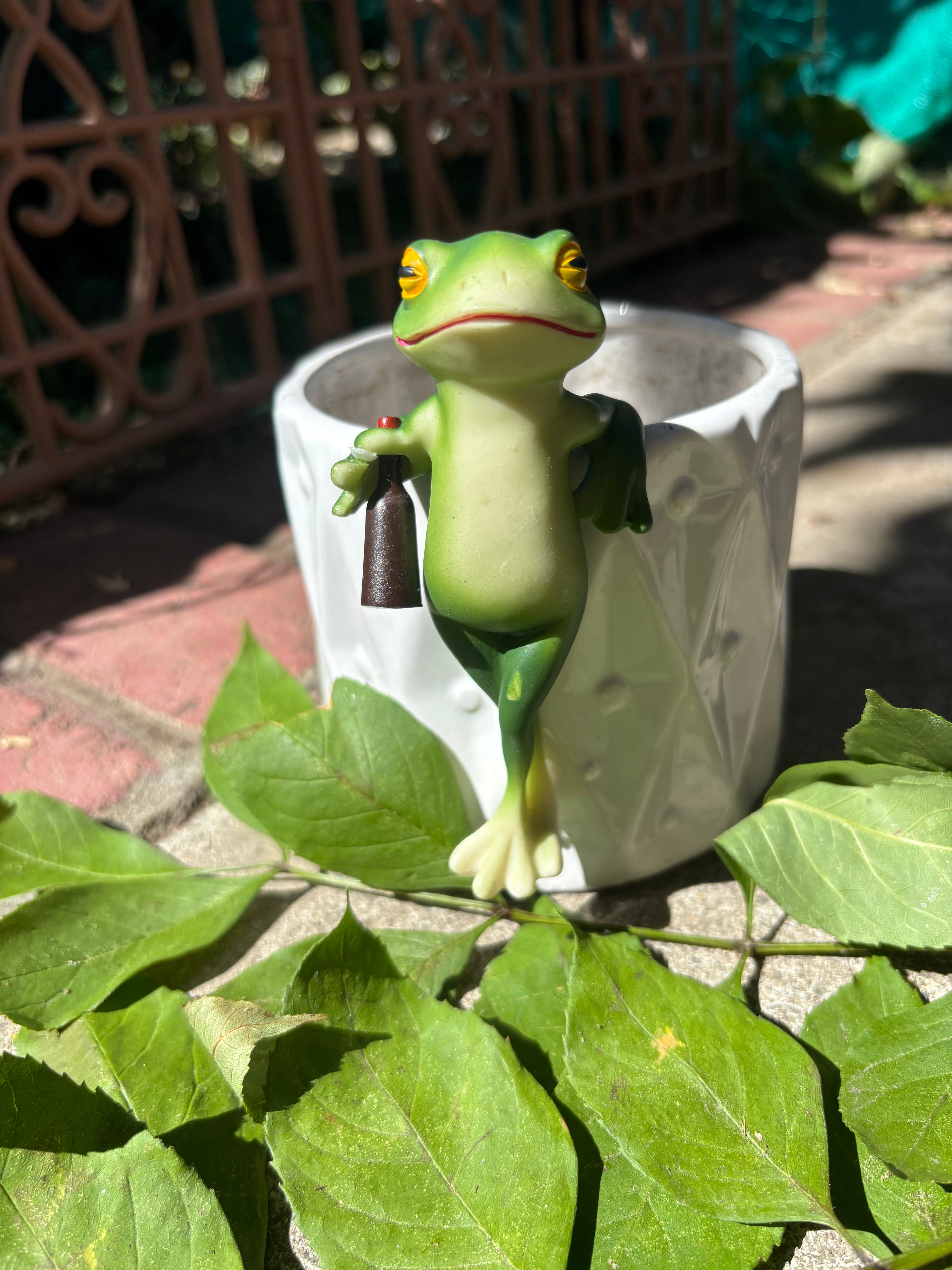 Resin Frog Planter Hanger