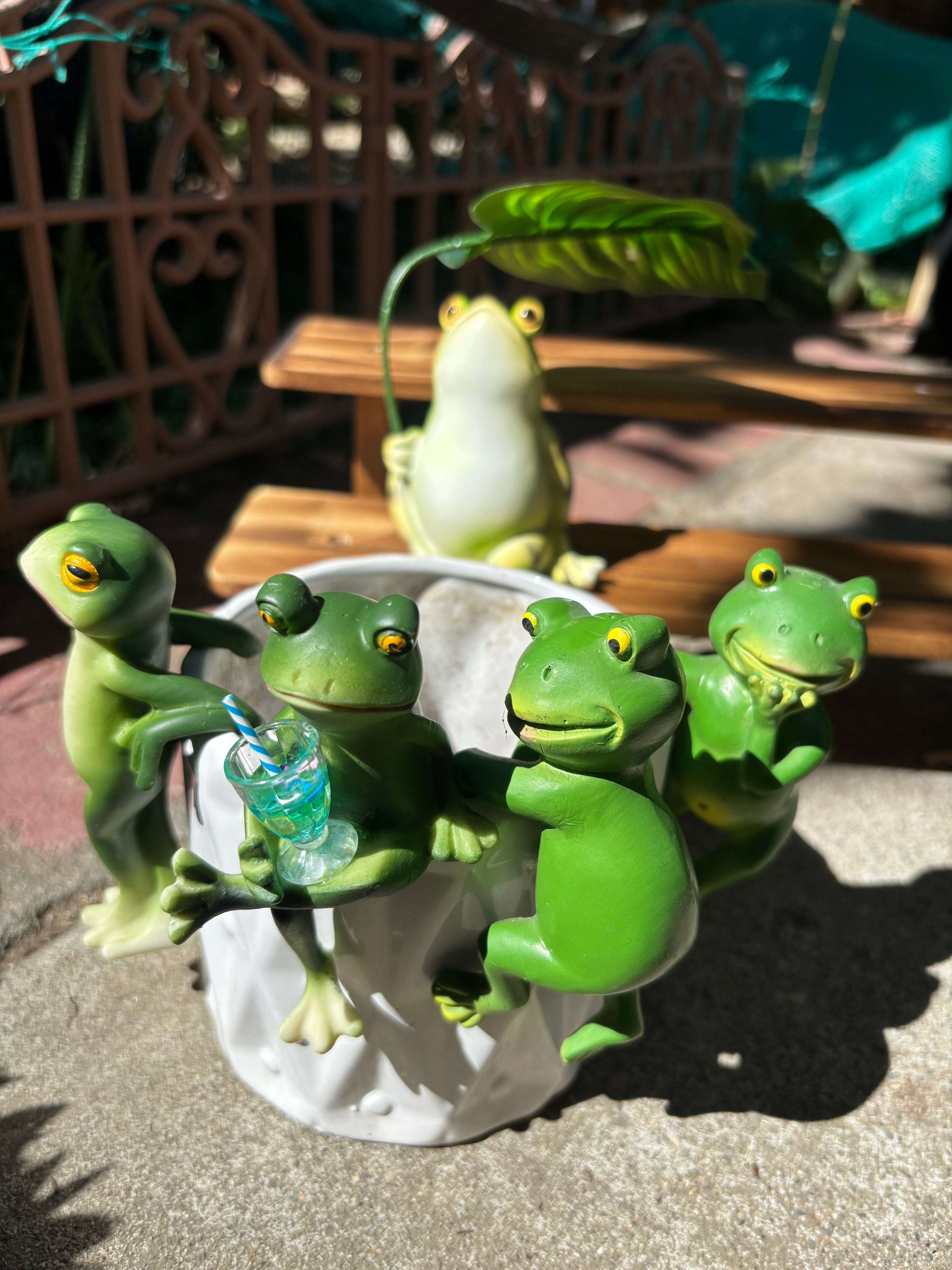 Resin Frog Planter Hanger